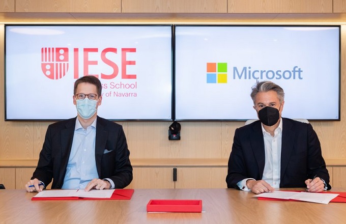 Franz Heukamp (izda.), director general de IESE Business School, y Alberto Granados, presidente de Microsoft en España