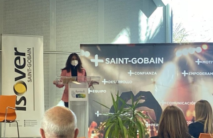 Adela Ureta, directora general de personas de Saint-Gobain España, Portugal y Marruecos, durante la presentación del plan de igualdad de ISOVER