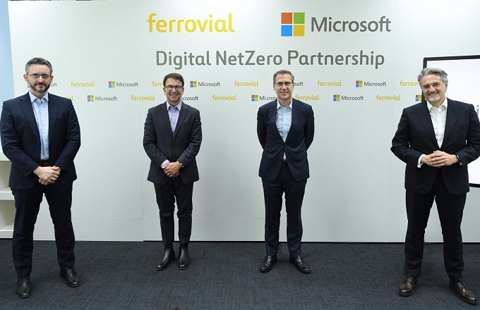 Desde la izquierda, Dimitris Bountolos, director general de innovación y sistemas de información (CIIO) de Ferrovial, Judson Althoff, vicepresidente ejecutivo y chief commercial officer de Microsoft Corporation, Ignacio Madridejos, consejero delegado de Ferrovial, y Alberto Granados, presidente de Microsoft España