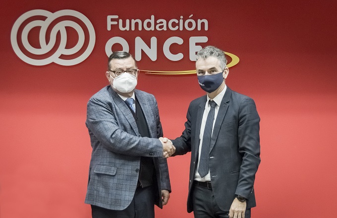 José Luis Martínez Donoso (izda.), director general de Fundación ONCE, y Jesús García del Valle, director regional para la zona Centro de España del grupo Agbar, en la firma del convenio