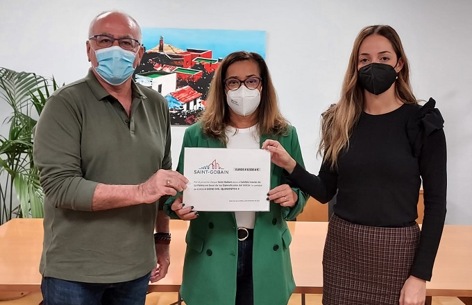 María Ruiz (centro), representante de Saint-Gobain en Canarias, junto a Carlos Javier Cabrera, consejero de Hacienda, y María Rodríguez, consejera de Medio Ambiente, ambos del Cabildo de La Palma