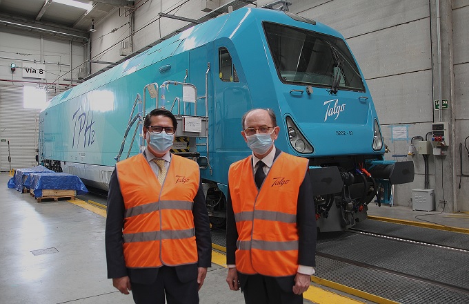 Ricardo Mourinho Félix (izda.), vicepresidente del BEI, y Carlos Palacio, presidente de Talgo