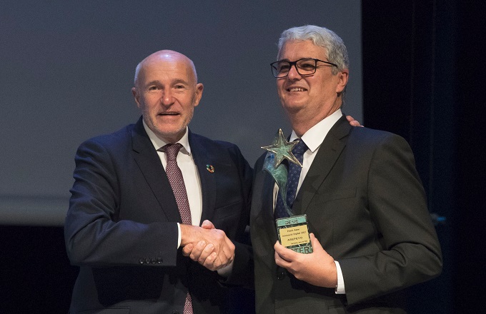Carlos Grau (izda.) presidente del jurado Aster en la categoría de Innovación Digital y CEO de la Mobile World Capital Barcelona, entrega el premio a Ricardo Alfaro, subdirector general de medios de Asepeyo
