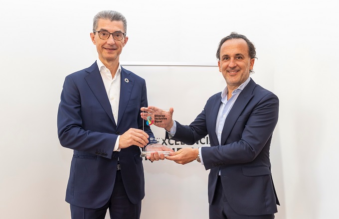 Carles Navarro, director general de BASF española, recibe el distintivo de diversidad Diverse, Inclusive & Equal Company de manos de Juan Alfaro, secretario general del Club de Excelencia en Sostenibilidad