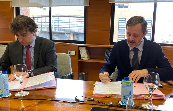 Luis Carro Santa María (izda.), director de territorial de Ibermutua en Madrid y centros dependientes, y Marcos Vaquer Caballería, secretario general de la UC3M