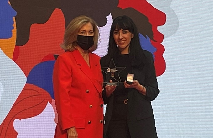 Concepción Dancausa (izda.), consejera de familia, juventud y política social de la Comunidad de Madrid, entrega el galardón a Carmen Campos, subdirectora general de personas, talento y cultura de Mutua Madrileña