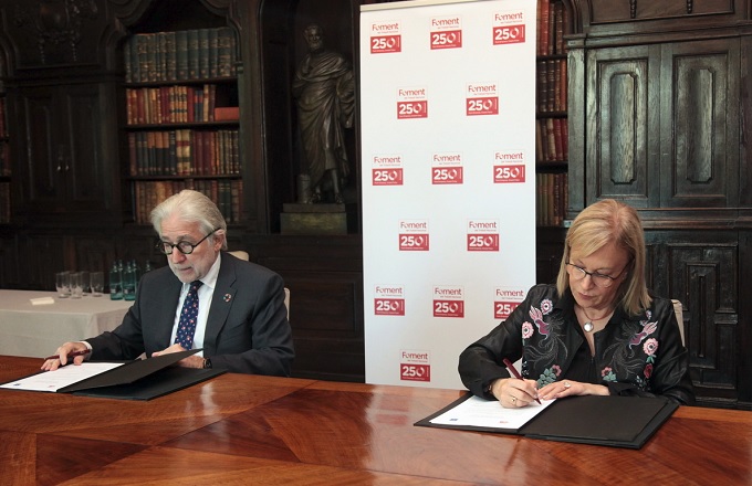 Mª Ángeles Tejada, directora general de Public Affairs de Randstad, y Josep Sánchez Llibre, presidente de Foment del Treball, en la firma del nuevo acuerdo de patrocinio