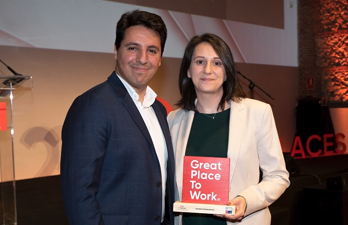 Luisa Sirvent y Carlos Gutiérrez, ambos del equipo de people & organization de Sandoz
