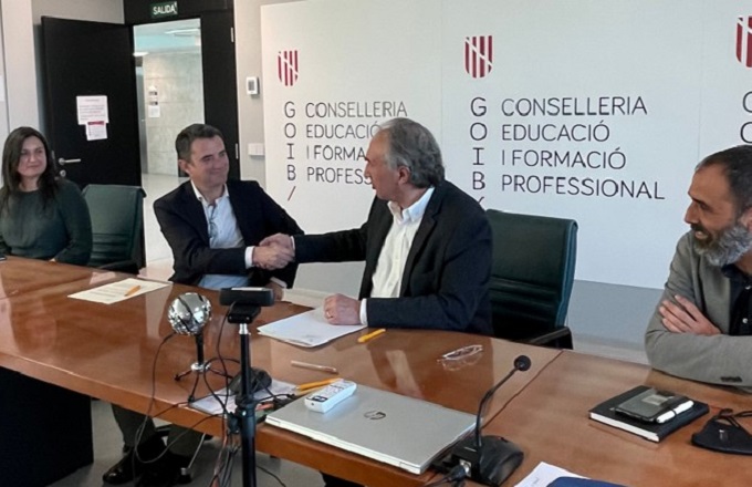 Tomàs Font, director general de Wolters Kluwer Tax & Accounting España, y Martí Mach, consejero de educación y formación profesional del Gobierno balear, durante la firma del acuerdo