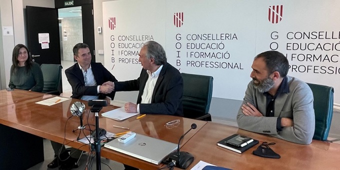 Tomàs Font, director general de Wolters Kluwer Tax & Accounting España, y Martí Mach, consejero de educación y formación profesional del Gobierno balear, durante la firma del acuerdo
