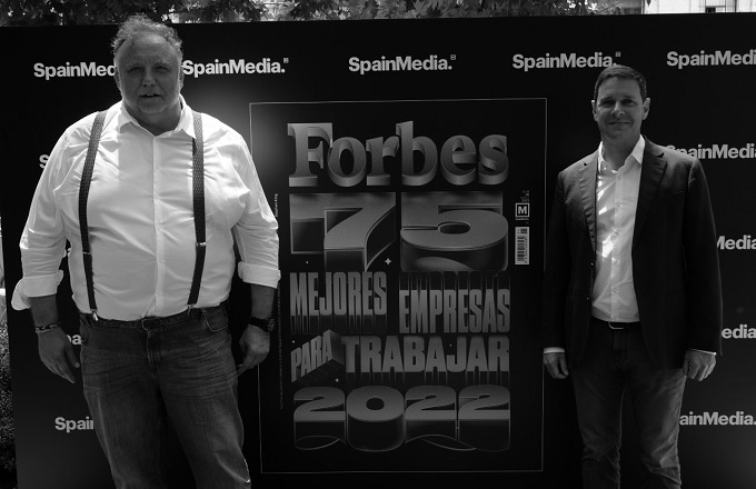 José Luis Rodríguez (izda.), director de RRHH de Atento España, y José María Pérez Melber, director de Atento en EMEA
