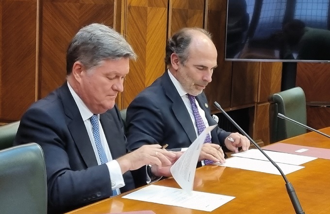 Luis Abad (izda.), consejero delegado de Capgemini España, e Ignacio Villaverde, rector de la Universidad de Oviedo, durante la firma del protocolo de intenciones