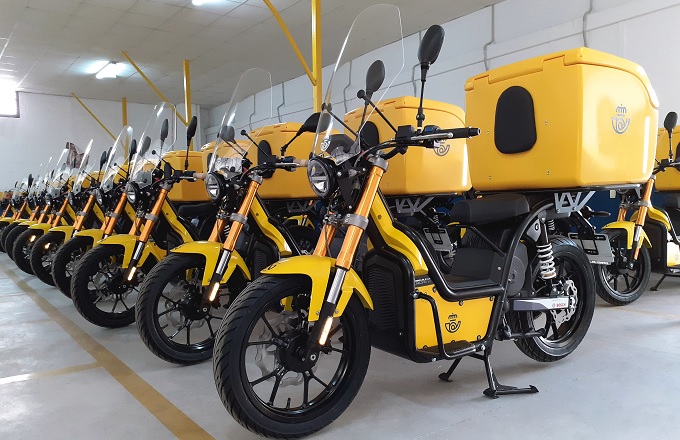 Correos amplía su flota de reparto eléctrica cibersegura con 400 motos más
