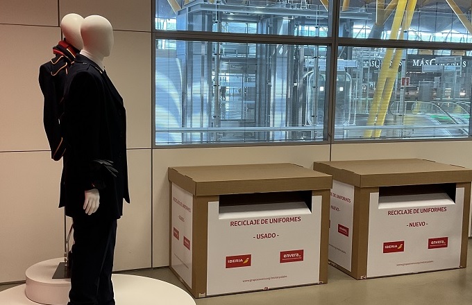 Iberia recicla los uniformes de trabajo de su plantilla