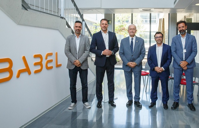 De izquierda a derecha, Raúl Jiménez, director gerente de la Agencia Digital de Andalucía, Tony Olivo, CEO de Babel, Francisco de la Torre, alcalde de Málaga, Francisco Gallardo, director de Babel en Málaga, y Mario Casado, cybersecurity & managed services business manager de Babel, en la sede de la compañía del Málaga TechPark 