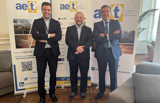 De izquierda a derecha: Daniel González Banderas, executive manager del sector Logística y Transporte de Catenon, Juan Manuel Martínez Mourin, vicepresidente de la AET, y Miguel Ángel Navarro, CEO de Catenon