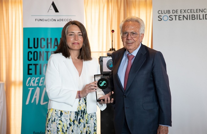 Ramona Fernández Kelly, directora corporativa de Recursos Humanos del Grupo FCC, y Emilio Zurutuza, patrono de la Fundación Adecco