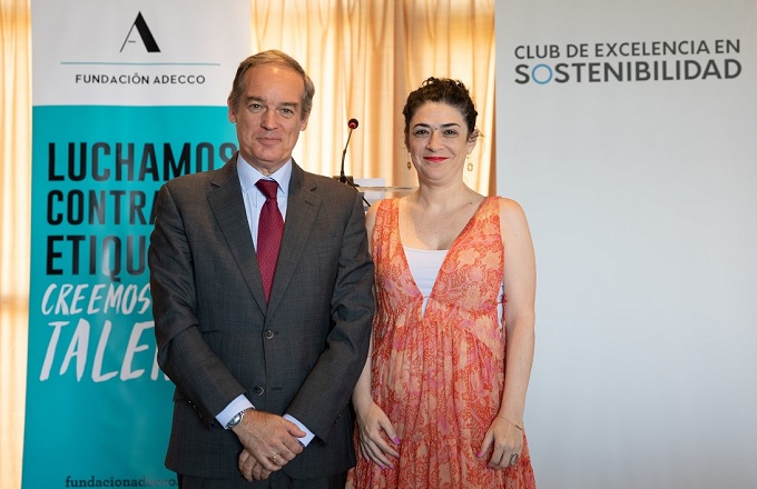 Isabel Castro, secretaria de Estado de migraciones, y Santiago Villa, CEO de Generali España, durante la entrega del premio 