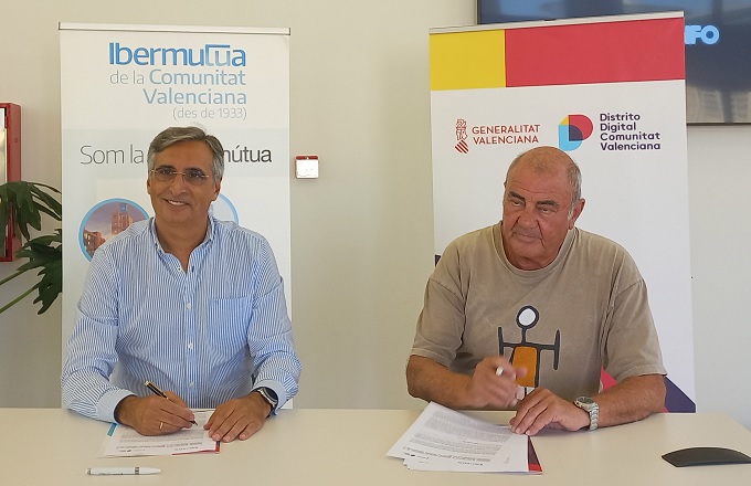 Rafael Patrocinio Rodríguez Gómez (izda.), director territorial de Ibermutua en Alicante, y Antonio Rodes Juan, director general de Sociedad Proyectos Temáticos de la Comunidad Valenciana, durante la firma del protocolo
