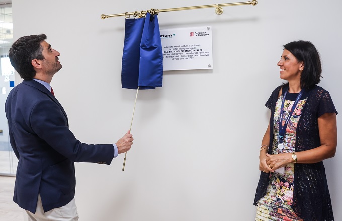 Susana Prado, directora general de Inetum en Cataluña, y Jordi Puigneró, vicepresidente de la Generalitat de Cataluña y consejero de políticas digitales y territorio, durante la inauguración de la nueva sede