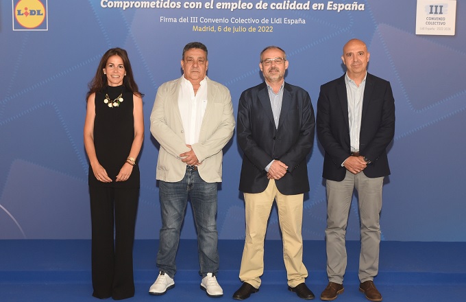 De izquierda a derecha, Arminda Abreu, directora general de personal social de Lidl España,  Antonio Oviedo, secretario general de UGT-FeSMC, José María Martínez, secretario general de servicios de CCOO, y Claus Grande,  director general de Lidl España, durante el acto de la firma del tercer convenio colectivo de Lidl España