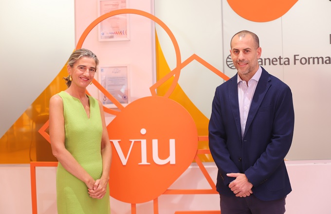 Julia Martínez, decana de la Facultad de Ciencias Sociales y Jurídicas de VIU, y Ángel Martínez, senior associate manager de Michael Page, en la firma del acuerdo