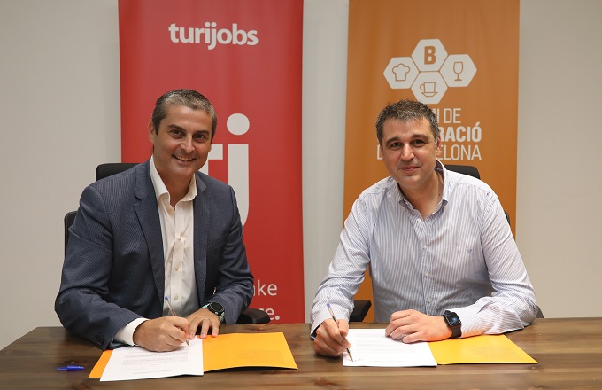 Xavier Martín Canals (izda.), fundador y director general de Turijobs, y Roger Pallarols, director del Gremi de Restauració de Barcelona, durante la firma del acuerdo