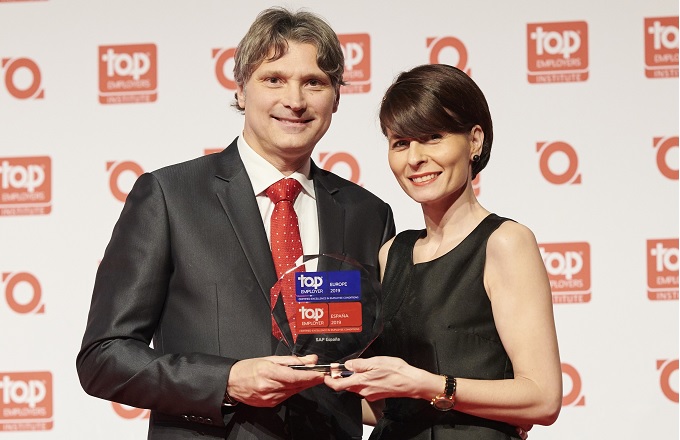 Alba Herrero, directora de RRHH de SAP España, recogiendo el reconocimiento de manos de Alessio Tanganelli, director regional de Top Employers Institute