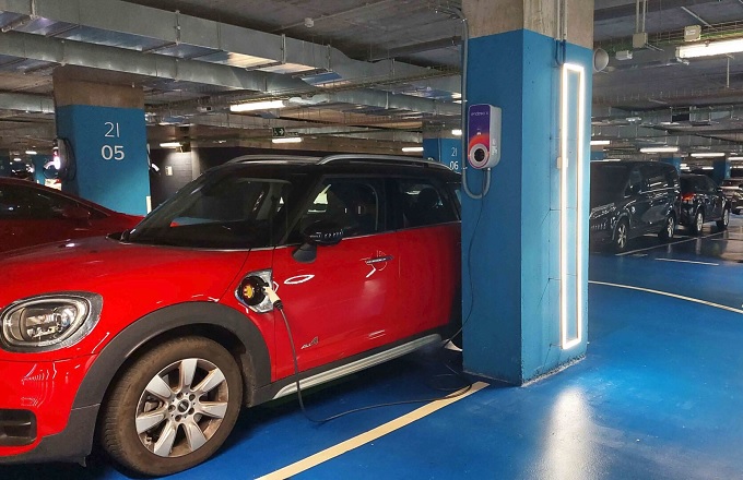 Punto de recarga en el parking de Ciudad BBVA (Madrid)