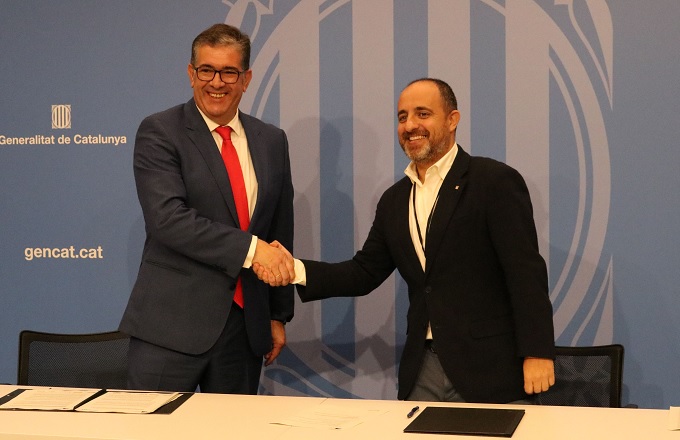 Alberto Cañadas (izda.), director de Personas de Caprabo, y Fabian Mohedano, presidente ejecutivo de la AFPCAT, durante la firma del acuerdo en Barcelona
