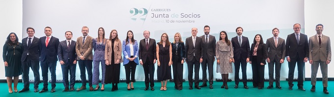 Los nuevos socios de Garrigues junto a Fernando Vives, presidente ejecutivo, y Javier Ybáñez, senior partner, en la junta de socios de la firma celebrada en Madrid