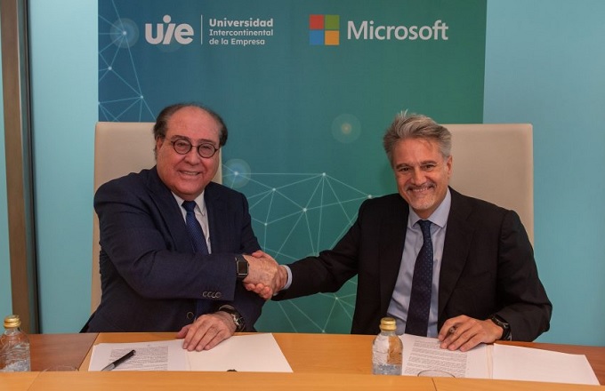 Miguel Ángel Escotet (izda.), rector de la Universidad Intercontinental de la Empresa, y Alberto Granados, presidente de Microsoft España, durante la firma del acuerdo