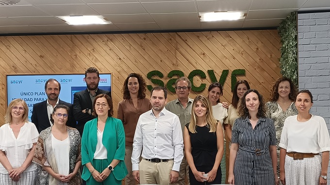Representantes de Sacyr, CCOO y UGT en el acto de la firma de renovación del plan de igualdad