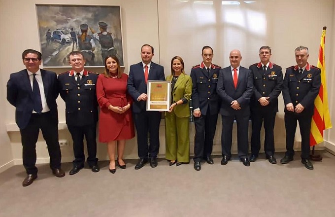 De izda a dcha: Raúl Serrano, director de Operaciones de Securitas Direct, Antoni Milla, intendente jefe del Área Central de Policía Administrativa, Laura Gonzalvo, directora de Comunicación y ESG de Securitas Direct, Pere Ferrer i Sastre, director general de la Policía de la Generalitat, Rosa Rodríguez, directora de Asesoría Jurídica y Asuntos Regulatorios de Securitas Direct, Eduard Sallent, comisario jefe de los Mossos d’Esquadra, José Ignacio Jiménez del Castillo, director de Relaciones Institucionales de Securitas Direct, David Boneta, comisario jefe de la Comisaría Superior de Coordinación Territorial, y Josep Codina, comisario jefe de la Comisaría General de Relaciones Institucionales, Prevención y Mediación