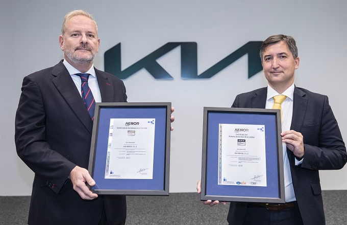 Eduardo Dívar (izda.), director general de Kia Iberia, y Nicolás Henríquez, director de Ventas de Aenor, mostrando los certificados