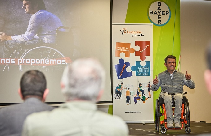 El deportista Isidre Esteve, en el acto de celebración del Día de las Personas con Diversidad Funcional en la sede corporativa de Bayer