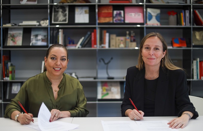 Marcella Wartenbergh (izda.), CEO de AWWG, y Teresa Sádaba, decana de ISEM Fashion Business School, durante la firma del acuerdo