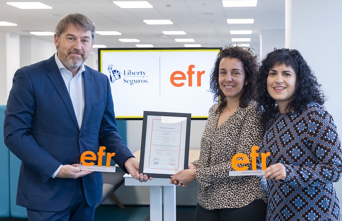 Rafael Fuertes, director general de la Fundación Másfamilia, entrega el certificado a Eva González, senior manager de Talento de Liberty en Europa, y Mari Carmen Urban, del área de Talento de la aseguradora