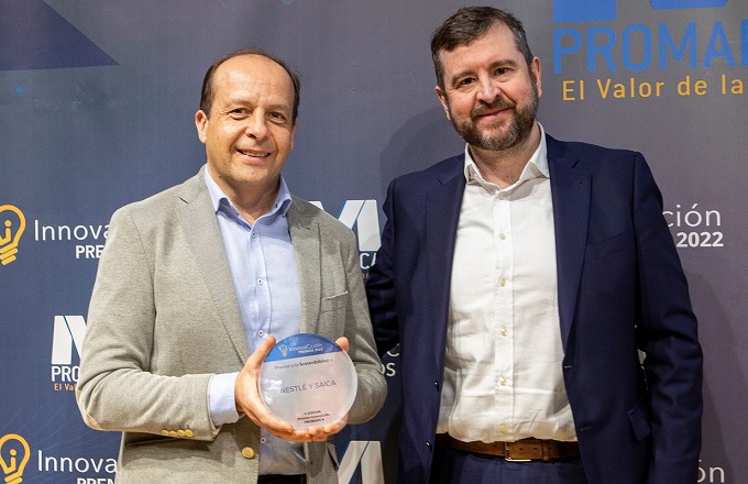 Alberto Vega (izda.), responsable de relaciones institucionales de Nestlé España, recogió el galardón en la categoría de Sostenibilidad de manos de Eduardo Cotillas, director de I+D+i de la Federación Española de Industrias de Alimentación y Bebidas (FIAB)