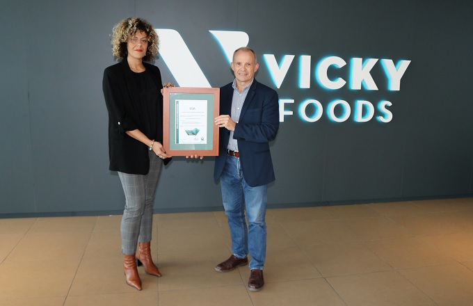 Lola Sebastián, product manager Cambio Climático y Economía Circular de EQA, y José Vicente Castell, responsable del área de Relaciones Externas y Responsabilidad Corporativa en Vicky Foods