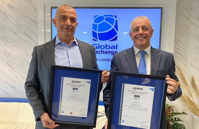 Miguel Perea-Milla (izda.), director jurídico & compliance de Global Exchange, recibe los certificados de manos de Martín Pita López, director de la región atlántica de Aenor