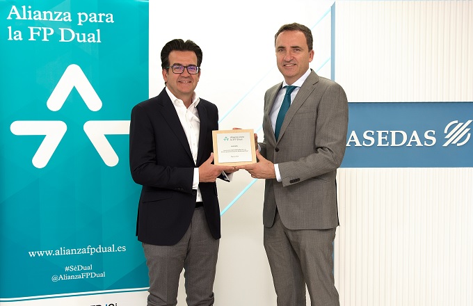 Ignacio García Magarzo (izda.), director general de Asedas, recibe la placa de adhesión a la Alianza para la Formación Profesional Dual de manos de Juan José Juárez, senior project manager en la Fundación Bertelsmann