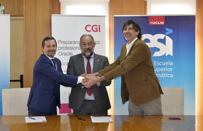 De izquierda a derecha: Óscar Martínez Mantecón, director de RRHH de CGI para España, Italia y Latinoamérica, José Julián Gardé López-Brea, rector de la Universidad de Castilla-La Mancha, y Jesús García Hernández, senior vice-president consulting delivery de CGI para España, Italia y Latinoamérica, y Macario Polo, director académico del aula SMACT CGI-UCLM