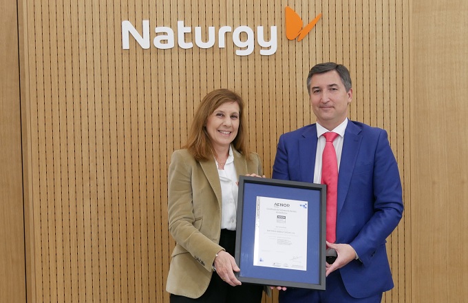 Nicolás Henríquez, director de desarrollo de negocio de Aenor, entrega los certificados a Isabel González, responsable de compliance de Naturgy