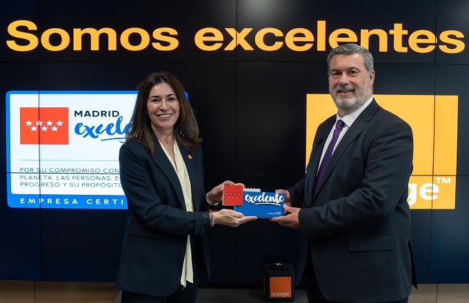 Luz Usamentiaga, directora general de regulación, asuntos públicos y sostenibilidad de Orange España, recibe el sello Madrid Excelente de manos de Rafael Barberá, director general de la Fundación Madrid por la Competitividad