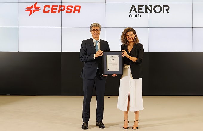 Mónica Barroso, directora en la región centro de Aenor, entrega el certificado a José Antonio Valgañón, director de global sourcing solutions de Cepsa, en un acto celebrado en la sede de la compañía energética