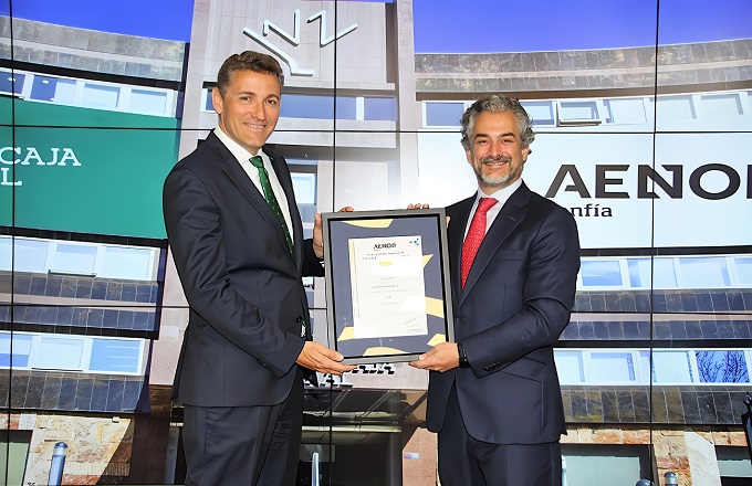 Víctor Manuel Martín López (izda.), director general de Eurocaja Rural, y David de Pastors, director de evaluación de conformidad y canal regional de Aenor