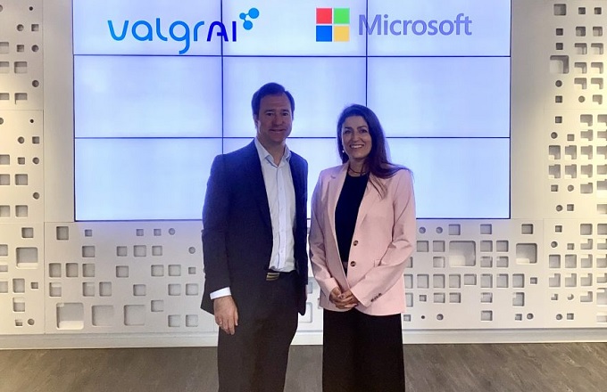 Ana Cidad, directora gerente de ValgrAI, y Manuel Abellán, director de educación superior y universitaria de Microsoft España