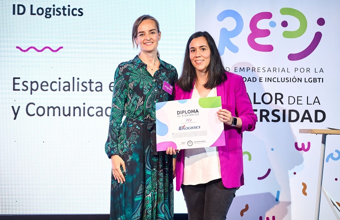 Ízaro Assa de Amilibia (izda.), presidenta de REDI, y Nuria San Román, del departamento de RRHH de ID Logistics
