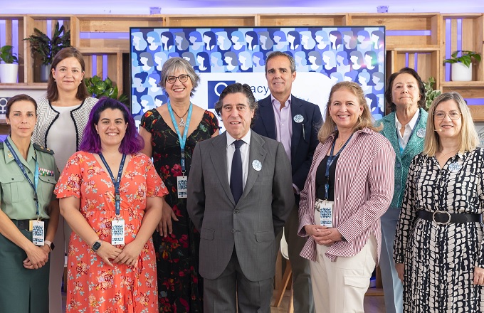 De izquierda a derecha y de arriba a abajo: Silvia Loureda, María José Terrón, Pedro Sigüenza, consejero delegado de Sacyr Ingeniería e Infraestructuras, Carmen de Andrés, Silvia Gil Cerdá, Nerea Luis, Manuel Manrique, presidente y consejero delegado de Sacyr, Sarah Harmon y María Luisa Domínguez, en el evento de presentación de W Community